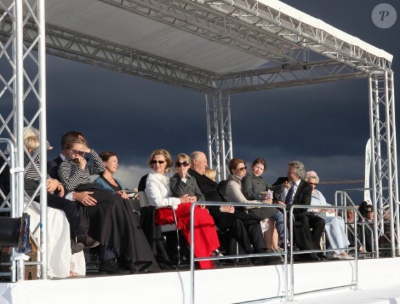 La famille royale norvégienne lors de la célébration des 75 ans de Harald V de Norvège et de Sonja de Norvège le 31 mai 2012 à Oslo, pour un spectacle en plein air sur le toit de l'opéra