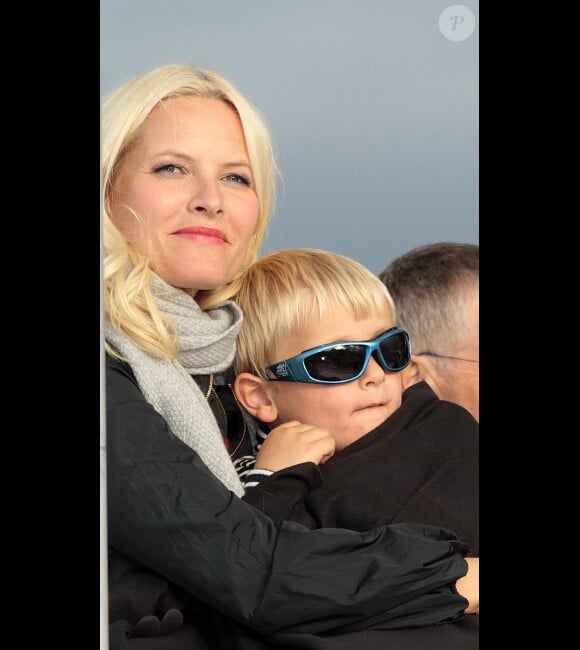 Mette-Marit de Norvège avec son fils Sverre lors de la célébration des 75 ans de Harald V de Norvège et de Sonja de Norvège le 31 mai 2012 à Oslo, ils assistent à un spectacle sur le toit de l'opéra