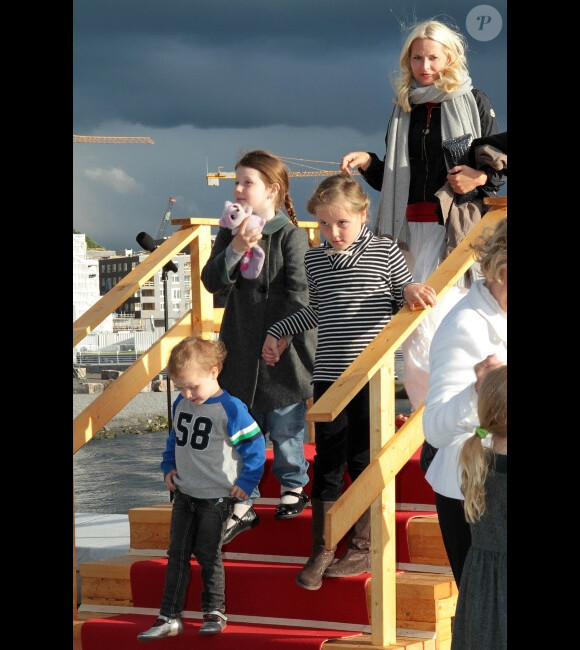 La célébration des 75 ans de Harald V de Norvège et de Sonja de Norvège le 31 mai 2012 à Oslo. La famille royale embarque pour se rendre sur le toit de l'opéra pour un spectacle en plein air.