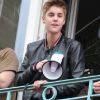 Justin Bieber improvise un concert au balcon d'Universal Music France, à Paris, le vendredi 1er juin 2012.