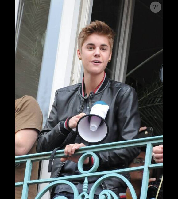 Justin Bieber improvise un concert au balcon d'Universal Music France, à Paris, le vendredi 1er juin 2012.