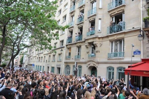 Des centaines de fans étaient venues applaudir Justin Bieber devant les locaux d'Universal Music France, à Paris, le vendredi 1er juin 2012.