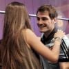 Sara Carbonero et Iker Casillas, la journaliste et le footballeur amoureux, se saluent poliment en public, lors de la présentation de la couverture télé pour l'Euro 2012.