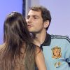 Sara Carbonero et Iker Casillas, la journaliste et le footballeur amoureux, se saluent poliment en public, lors de la présentation de la couverture télé pour l'Euro 2012.
