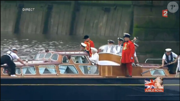La reine d'Angleterre arrive aux abords de la Tamise pour la grande parade fluviale organisée à l'occasion du deuxième jour de son jubilé de diamant, le dimanche 3 juin 2012.