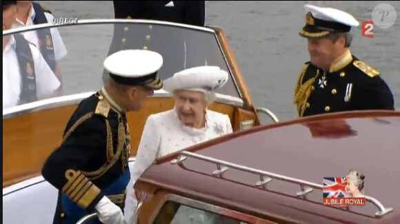 La reine d'Angleterre arrive aux abords de la Tamise pour la grande parade fluviale organisée à l'occasion du deuxième jour de son jubilé de diamant, le dimanche 3 juin 2012.