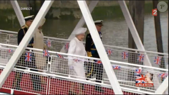 La reine d'Angleterre, les princes Philip et Charles, ainsi que Camille Parker-Bowles, arrivent aux abords de la Tamise pour la grande parade fluviale, le dimanche 3 juin 2012.