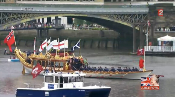 Le Gloriana, bateau qui ouvre la parade devant la Barge Royale, à l'occasion de la grande parade organisée pour le jubilé de diamant de la reine Elizabeth II, le 3 juin 2012.
