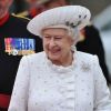 La reine d'Angleterre arrive aux abords de la Tamise pour la grande parade fluviale organisée à l'occasion du deuxième jour de son jubilé de diamant, le dimanche 3 juin 2012.