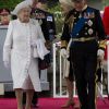 Elizabeth II très élégante vêtue d'ivoir, à Londres, le 3 mai 2012.