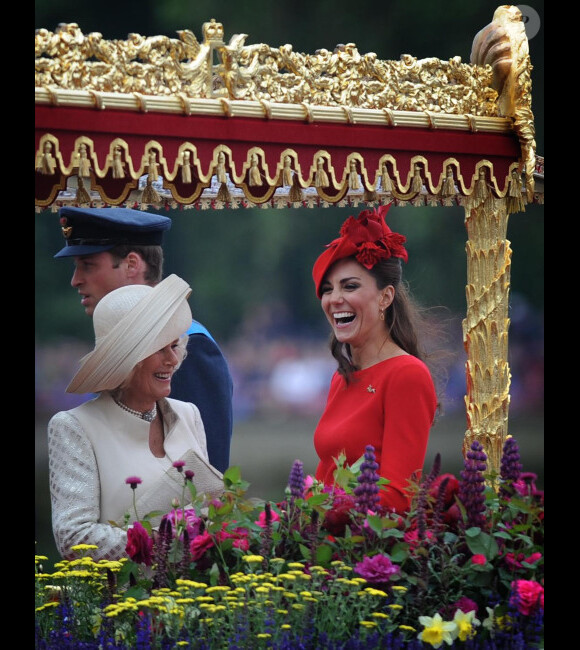 Camilla et Kate à Londres, le 3 mai 2012. Elle se trouvent sur la Barge Royale, au deuxième jour du jubilé de diamant de la reine Elizabeth II, pour la parade nautique.
