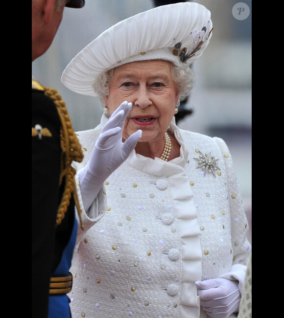 Elizabeth II salue le peuple anglais à Londres, le 3 mai 2012. Tous les habitants de la ville et d'ailleurs sont venus l'admirer au deuxième jour de son jubilé de diamant.