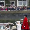 La reine d'Angleterre arrive sur la barge royale sur la Tamise pour la grande parade fluviale organisée à l'occasion du deuxième jour de son jubilé de diamant, le dimanche 3 juin 2012.