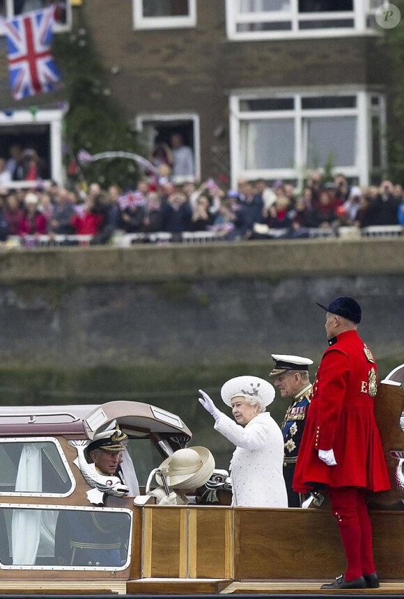 La reine d'Angleterre arrive sur la barge royale sur la Tamise pour la grande parade fluviale organisée à l'occasion du deuxième jour de son jubilé de diamant, le dimanche 3 juin 2012.