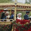 La Reine est entourée de toute sa famille sur la barge royale qui navigue sur la Tamise pour son jubilé de diamant le 3 juin 2012.