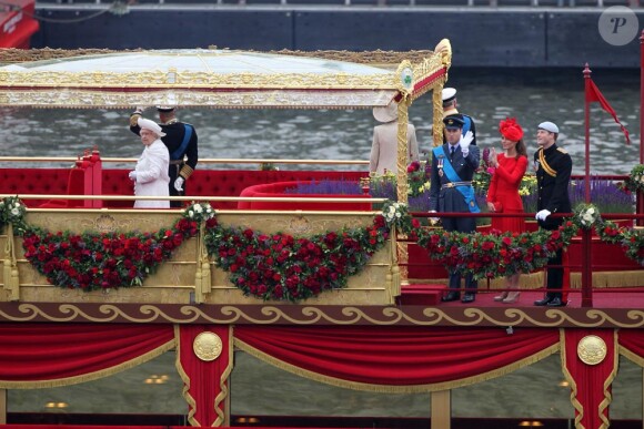 La Reine est entourée de toute sa famille sur la barge royale qui navigue sur la Tamise pour son jubilé de diamant le 3 juin 2012.