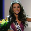 La couronne, l'écharpe, le bouquet de fleurs : Olivia Culpo est officiellement la nouvelle Miss USA 2012 ! Las Vegas, le 3 juin 2012.