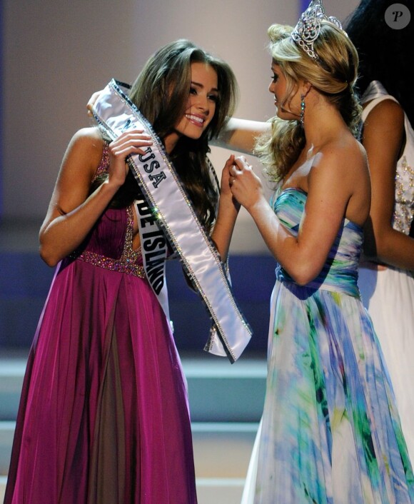 Olivia Culpo, Miss Rhode Island, est couronnée Miss USA 2012 lors du concours de beauté à l'hôtel-casino Planet Hollywood. Las Vegas, le 3 juin 2012.