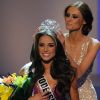 La passation de pouvoir : Olivia Culpo est couronnée Miss USA 2012 par Alyssa Campanella, Miss USA 2011, lors du concours de beauté à l'hôtel-casino Planet Hollywood. Las Vegas, le 3 juin 2012.