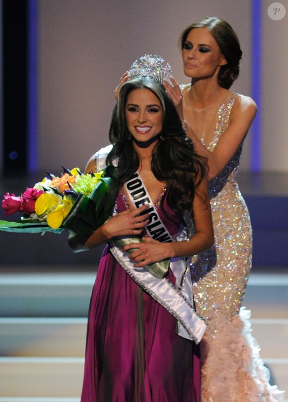 La passation de pouvoir : Olivia Culpo est couronnée Miss USA 2012 par Alyssa Campanella, Miss USA 2011, lors du concours de beauté à l'hôtel-casino Planet Hollywood. Las Vegas, le 3 juin 2012.