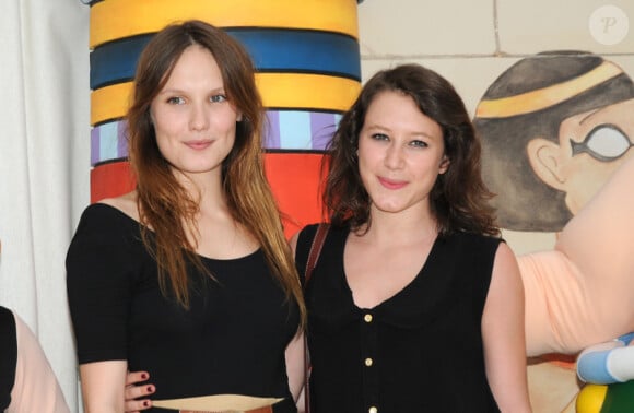 Ana Girardot et sa cousine Lou lors de l'inauguration du nouvel univers égyptien du Parc Astérix ainsi que de sa dernière attraction pharaonique Oziris le samedi 2 juin 2012 au Parc Astérix