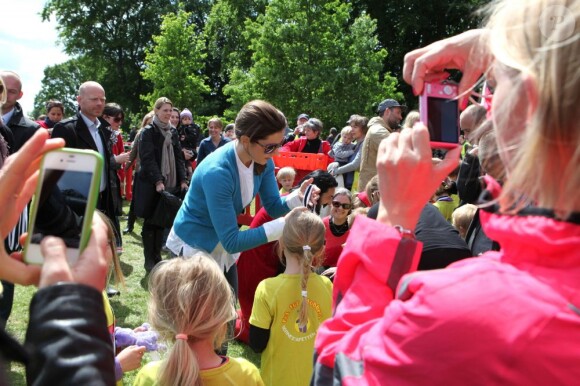 La princesse Mary de Danemark en campagne le 3 juin 2012 à Copenhague pour Free from Bullying, opération de lutte contre les intimidations faites à l'école soutenue par sa fondation.