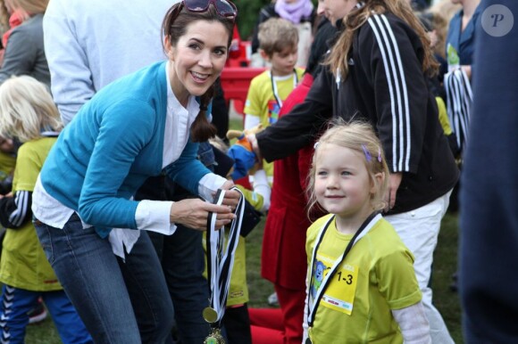 Après une course en relais, remise de médailles ! La princesse Mary de Danemark en campagne le 3 juin 2012 à Copenhague pour Free from Bullying, opération de lutte contre les intimidations faites à l'école soutenue par sa fondation.