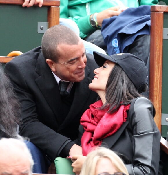 Jade Foret, enceinte, et Arnaud Lagardère, amoureux, assistent aux internationaux de France de Roland-Garros à Paris, le 4 juin 2012. Jade Foret et Arnaud Lagardère ne peuvent s'empêcher d'échanger un baiser.