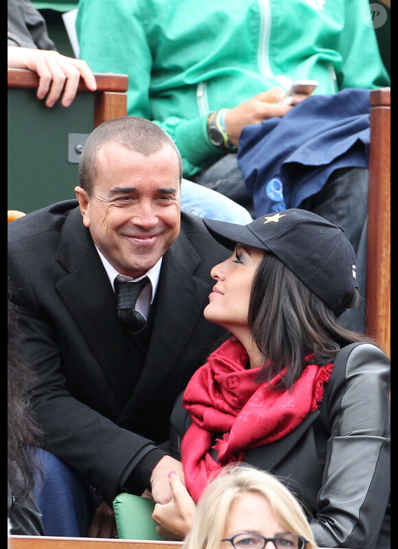 Jade Foret, enceinte, et Arnaud Lagardère, amoureux, assistent aux internationaux de France de Roland-Garros à Paris, le 4 juin 2012