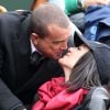 Jade Foret, enceinte, et Arnaud Lagardère, amoureux, assistent aux internationaux de France de Roland-Garros à Paris, le 4 juin 2012. Pendant le match, Arnaud Lagardère offre un tendre baiser à sa fiancée.
