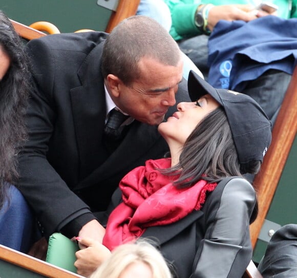 Jade Foret, enceinte, et Arnaud Lagardère, amoureux, assistent aux internationaux de France de Roland-Garros à Paris, le 4 juin 2012. Pendant le match, Arnaud Lagardère offre un tendre baiser à sa fiancée.