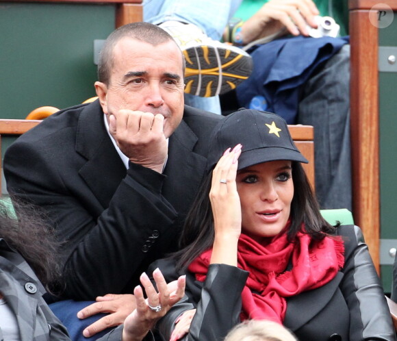 Jade Foret, enceinte, et Arnaud Lagardère, amoureux, assistent concentrés aux internationaux de France de Roland-Garros à Paris, le 4 juin 2012