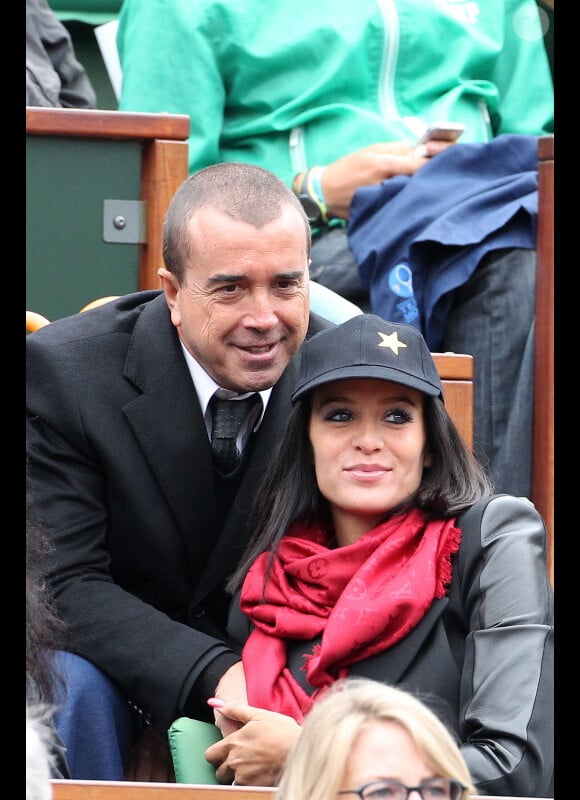 Jade Foret, enceinte, et Arnaud Lagardère, amoureux, assistent aux internationaux de France de Roland-Garros à Paris, le 4 juin 2012