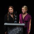 Mary-Kate et Ashley Olsen recoivent leur award de Créatrice de l'Année dans la catégorie féminine. New York, le 4 juin 2012.