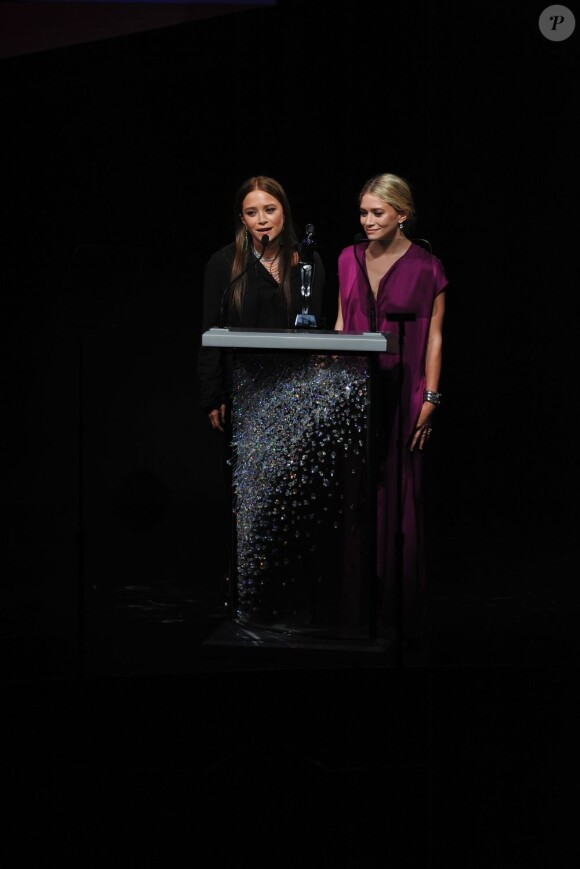 Mary-Kate et Ashley Olsen recoivent leur award de Créatrice de l'Année dans la catégorie féminine. New York, le 4 juin 2012.