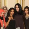Yamina Benguigui, ministre déléguée aux Français de l'étranger et à la Francophonie, entourée des blogueuses engagées, des pays arabes, qu'elle a reçues dans son bureau lundi 4 juin 2012 à Paris