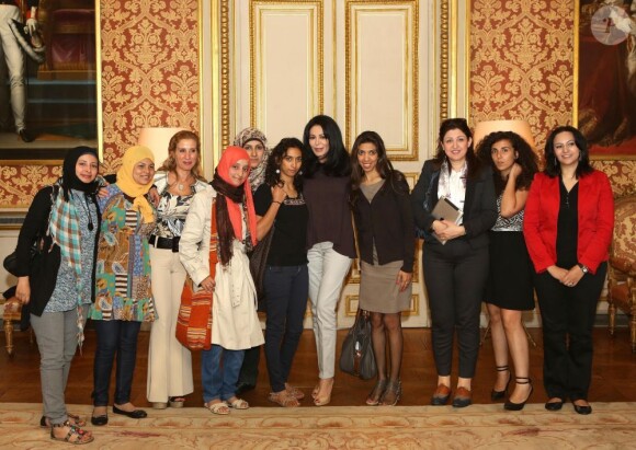 Yamina Benguigui, ministre déléguée aux Français de l'étranger et à la Francophonie, entourée des blogueuses engagées, des pays arabes, qu'elle a reçues dans son bureau lundi 4 juin 2012 à Paris