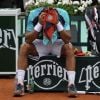Jo-Wilfried Tsonga prostré le 5 juin 2012 après sa défaite face à Novak Djokovic en quart de finale à Roland-Garros (6-1, 5-7, 5-7, 7-6, 6-1)