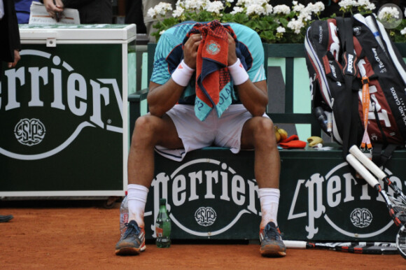 Jo-Wilfried Tsonga prostré le 5 juin 2012 après sa défaite face à Novak Djokovic en quart de finale à Roland-Garros (6-1, 5-7, 5-7, 7-6, 6-1)