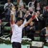 Novak Djokovic salue le public après sa victoire en quart de finale face à Jo-Wilfried Tsonga à Roland-Garros le 5 juin 2012 (6-1, 5-7, 5-7, 7-6, 6-1)