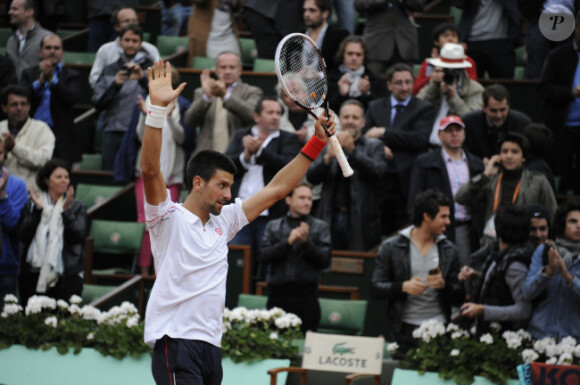 Novak Djokovic salue le public après sa victoire en quart de finale face à Jo-Wilfried Tsonga à Roland-Garros le 5 juin 2012 (6-1, 5-7, 5-7, 7-6, 6-1)