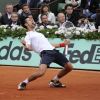 Novak Djokovic exulte après sa victoire en quart de finale face à Jo-Wilfried Tsonga à Roland-Garros le 5 juin 2012 (6-1, 5-7, 5-7, 7-6, 6-1)