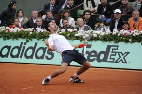 Novak Djokovic exulte après sa victoire en quart de finale face à Jo-Wilfried Tsonga à Roland-Garros le 5 juin 2012 (6-1, 5-7, 5-7, 7-6, 6-1)