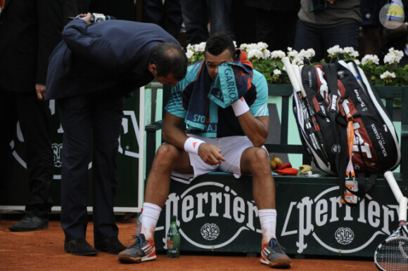 Jo-Wilfried Tsonga submergé par l'émotion le 5 juin 2012 après sa défaite face à Novak Djokovic en quart de finale à Roland-Garros (6-1, 5-7, 5-7, 7-6, 6-1)