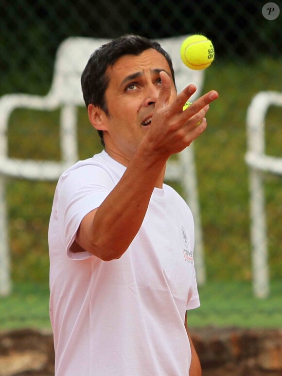 Olivier Galzi le 5 juin 2012 lors du Trophée des Personnalités disputé au Petit Jean-Bouin à quelques pas de Roland-Garros durant son match face à Patrick Poivre d'Arvor