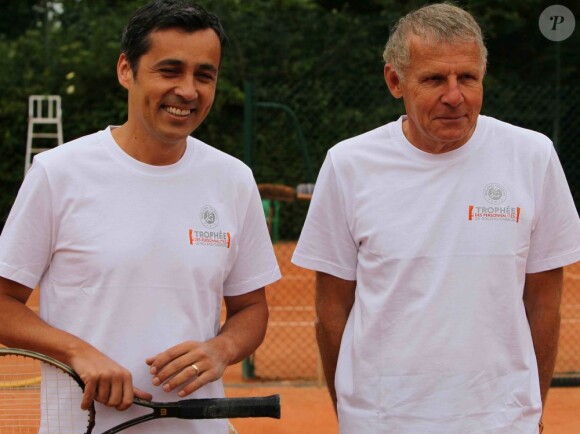 Patrick Poivre d'Arvor et Olivier Galzi avant leur match le 5 juin 2012 lors du Trophée des Personnalités disputé au Petit Jean-Bouin à quelques pas de Roland-Garros