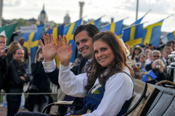 La famille royale de Suède célébrait le 6 juin 2012 la Fête nationale, se rassemblant en fin d'après-midi pour la traditionnelle parade en carrosse de Drottningholm à Skansen, avant un dîner officiel au palais.