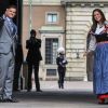 Le prince Carl Philip et la princesse Madeleine de Suède ont inauguré la journée portes ouvertes.
La famille royale de Suède célébrait le 6 juin 2012 la Fête nationale, se rassemblant en fin d'après-midi pour la traditionnelle parade en carrosse de Drottningholm à Skansen, avant un dîner officiel au palais.