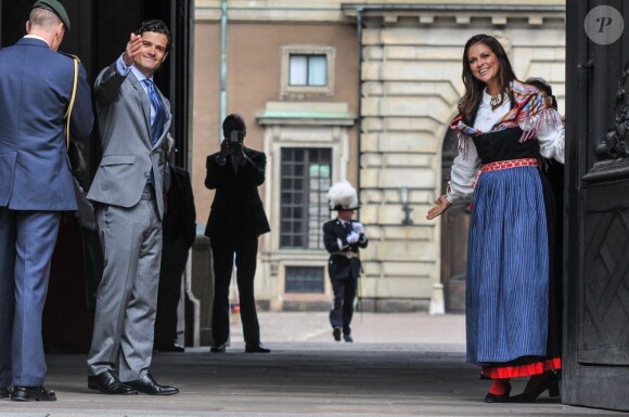Le prince Carl Philip et la princesse Madeleine de Suède ont inauguré la journée portes ouvertes.
La famille royale de Suède célébrait le 6 juin 2012 la Fête nationale, se rassemblant en fin d'après-midi pour la traditionnelle parade en carrosse de Drottningholm à Skansen, avant un dîner officiel au palais.