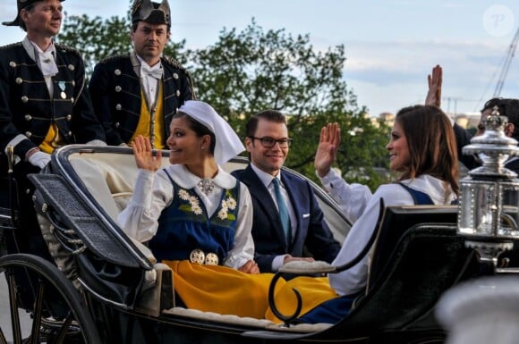 La famille royale de Suède célébrait le 6 juin 2012 la Fête nationale, se rassemblant en fin d'après-midi pour la traditionnelle parade en landau de Drottningholm à Skansen, avant un dîner officiel au palais.